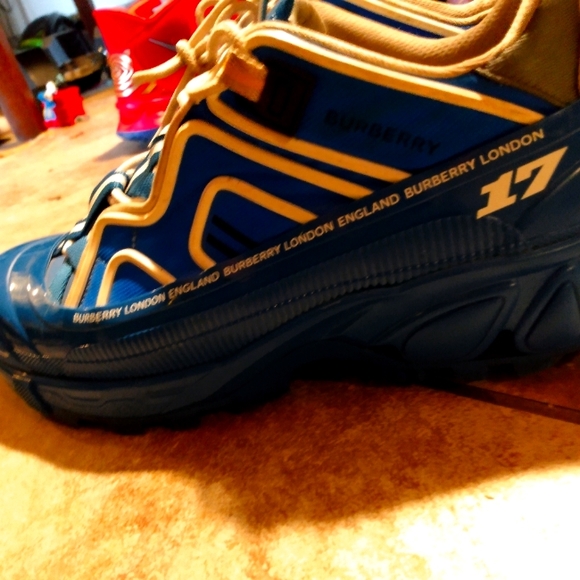 Burberry shoes size 9 - Picture 2 of 4